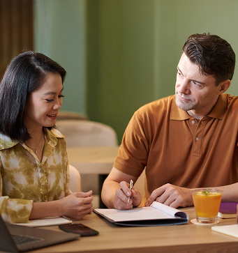 Conseillère accompagnant un particulier dans la déclaration de ses impôts, illustrant le service fiscal sur mesure du cabinet Dominique Lambin.