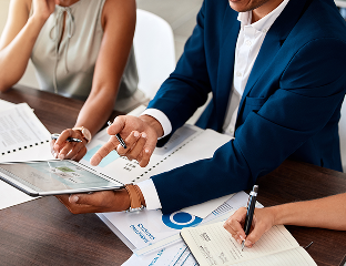 Réunion d’équipe autour d’un dossier, symbole de transparence et de conformité dans les conseils du cabinet